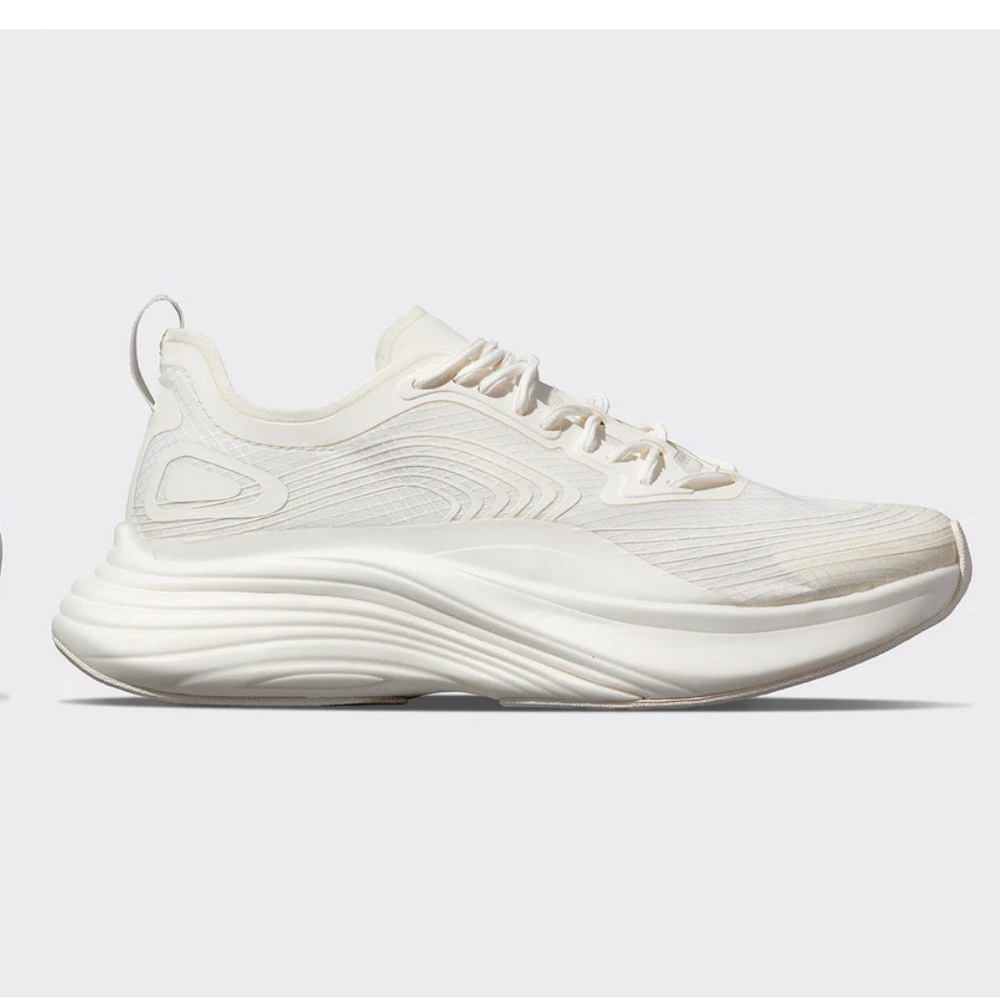 APL Streamline Women’s Sneaker in Ivory. Size 9.5.